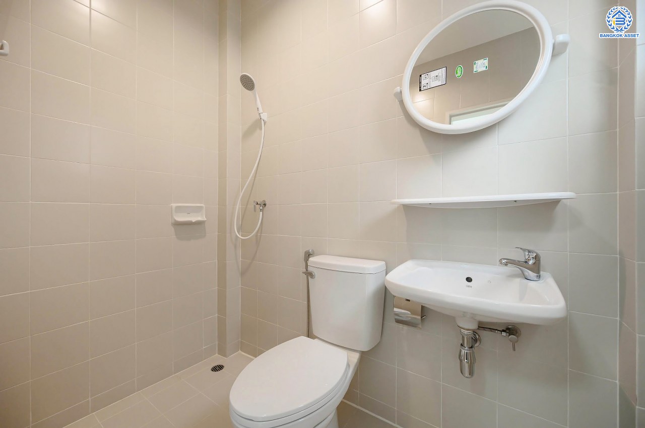 บ้านมือสองตกแต่งใหม่ โครงการ ปริญญดา ปิ่นเกล้า-พุทธมณฑลสาย 2 หลังมุม เนื้อที่ 104.5 ตร.ว.พื้นที่ใช้สอย 197.8 ตร.ม. ฟังก์ชัน 3 ห้องนอน 5 ห้องน้ำ 1 ห้องแม่บ้าน จอดรถได้ 2 คัน บนทำเลเดินทางสะดวก เชื่อมต่อ ถ.พุทธมณฑลสาย 2 ใกล้ทางคู่ขนานลอยฟ้าบรมราชชนนี, เซ็นทรัลปิ่นเกล้า และ ม.มหิดล